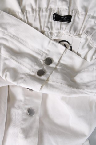 Дамски къс панталон Zara Trafaluc, Размер M, Цвят Бял, Цена 8,05 лв.