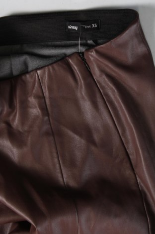 Γυναικείο παντελόνι δερμάτινο Sinsay, Μέγεθος XS, Χρώμα Καφέ, Τιμή 6,67 €