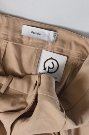 Дамски панталон Bershka, Размер L, Цвят Бежов, Цена 7,33 лв.