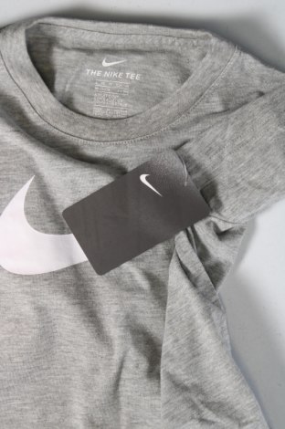 Παιδικό μπλουζάκι Nike, Μέγεθος 2-3y/ 98-104 εκ., Χρώμα Γκρί, Τιμή 25,26 €