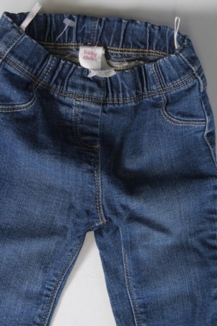 Dziecięce jeansy C&A, Rozmiar 2-3m/ 56-62 cm, Kolor Niebieski, Cena 22,07 zł
