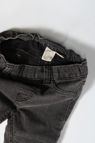 Dziecięce jeansy H&M, Rozmiar 6-9m/ 68-74 cm, Kolor Szary, Cena 71,91 zł
