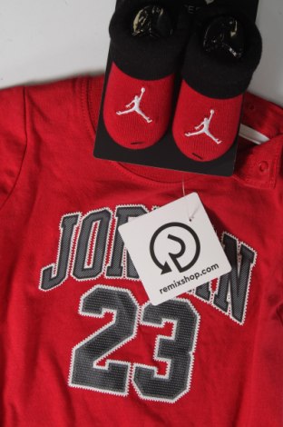Детски гащеризон Air Jordan Nike, Размер 6-9m/ 68-74 см, Цвят Червен, Цена 56,43 лв.