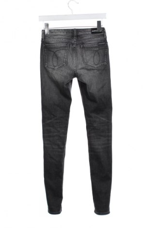 Damskie jeansy Calvin Klein Jeans, Rozmiar XS, Kolor Szary, Cena 222,99 zł