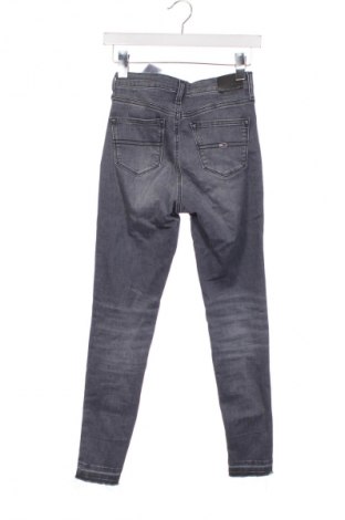 Damskie jeansy Tommy Jeans, Rozmiar XS, Kolor Szary, Cena 211,99 zł