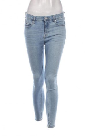 Дамски дънки Tommy Jeans, Размер M, Цвят Син, Цена 65,99 лв.