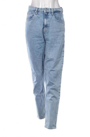 Дамски дънки Tommy Jeans, Размер M, Цвят Син, Цена 184,99 лв.