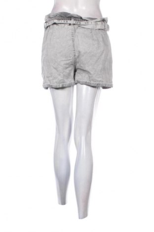 Damen Shorts Clockhouse, Größe M, Farbe Grau, Preis 13,99 €