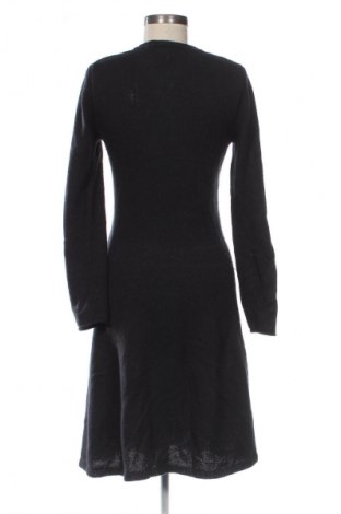 Рокля Tommy Hilfiger, Размер S, Цвят Черен, Цена 104,99 лв.