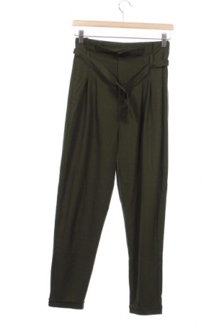 Дамски панталон Bershka, Размер S, Цвят Зелен, Цена 6,46 лв.