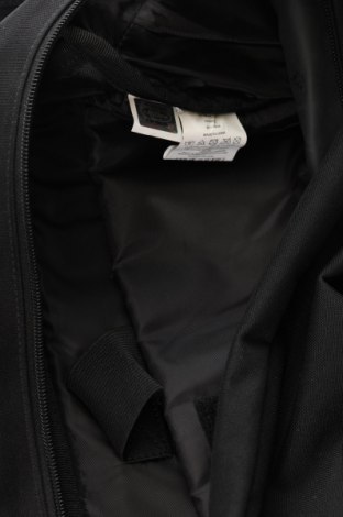 Чанта за лаптоп Eastpak, Цвят Черен, Цена 52,44 лв.