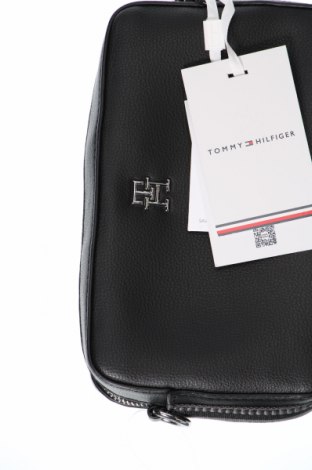 Дамска чанта Tommy Hilfiger, Цвят Черен, Цена 251,23 лв.