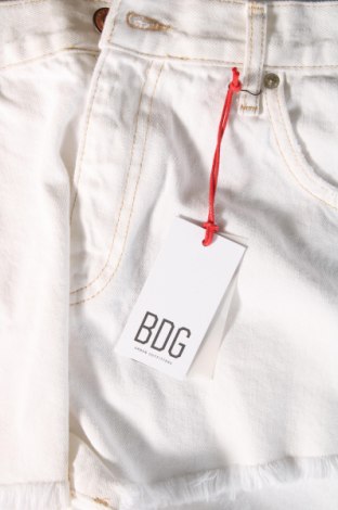Γυναικείο κοντό παντελόνι BDG, Μέγεθος L, Χρώμα Λευκό, Τιμή 12,19 €