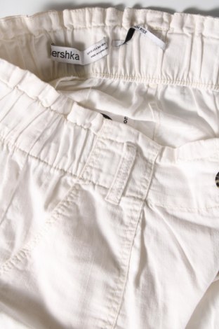Pantaloni scurți de femei Bershka, Mărime M, Culoare Alb, Preț 29,08 Lei