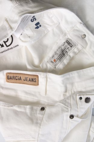 Дамски къс панталон Garcia Jeans, Размер M, Цвят Бял, Цена 29,00 лв.