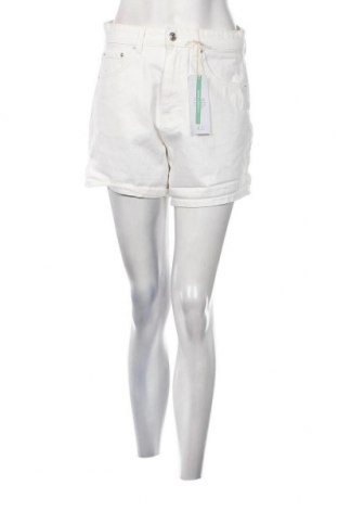 Дамски къс панталон Gina Tricot, Размер S, Цвят Бял, Цена 40,00 лв.