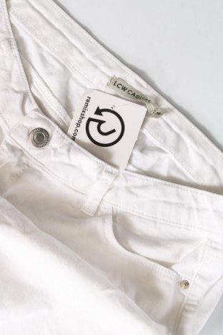 Дамски къс панталон LCW, Размер M, Цвят Бял, Цена 8,36 лв.