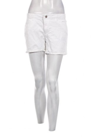Дамски къс панталон LCW, Размер M, Цвят Бял, Цена 19,00 лв.