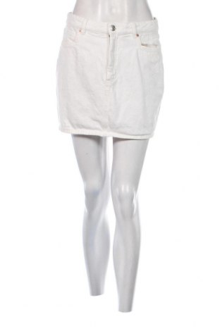 Дамски къс панталон ONLY, Размер M, Цвят Бял, Цена 12,80 лв.