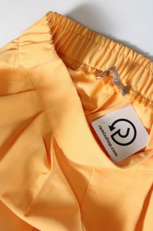Дамски къс панталон Rinascimento, Размер S, Цвят Жълт, Цена 52,02 лв.