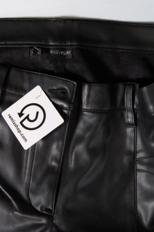 Γυναικείο παντελόνι δερμάτινο Body Flirt, Μέγεθος XL, Χρώμα Μαύρο, Τιμή 9,87 €