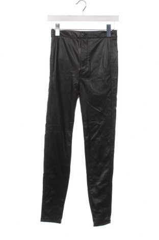 Дамски кожен панталон Pull&Bear, Размер XS, Цвят Черен, Цена 16,53 лв.