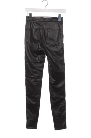 Дамски кожен панталон Pull&Bear, Размер XS, Цвят Черен, Цена 13,92 лв.