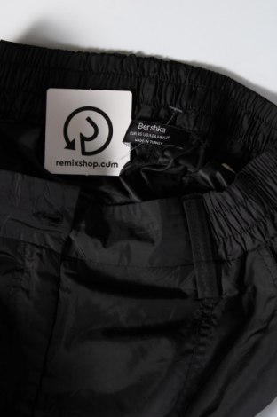 Γυναικείο παντελόνι Bershka, Μέγεθος S, Χρώμα Μαύρο, Τιμή 5,19 €