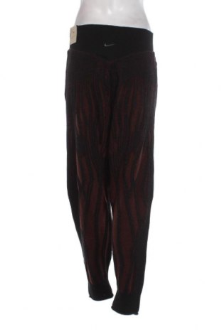 Дамски панталон Nike, Размер XL, Цвят Многоцветен, Цена 46,80 лв.
