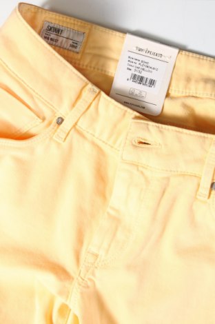 Дамски панталон Pepe Jeans, Размер XL, Цвят Жълт, Цена 70,08 лв.