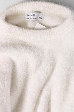 Дамски пуловер Bershka, Размер XS, Цвят Бял, Цена 8,70 лв.