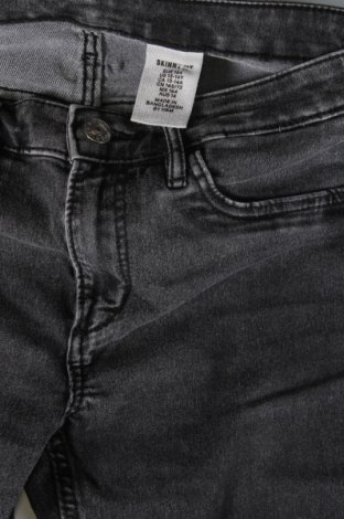 Dziecięce jeansy H&M, Rozmiar 12-13y/ 158-164 cm, Kolor Szary, Cena 20,91 zł