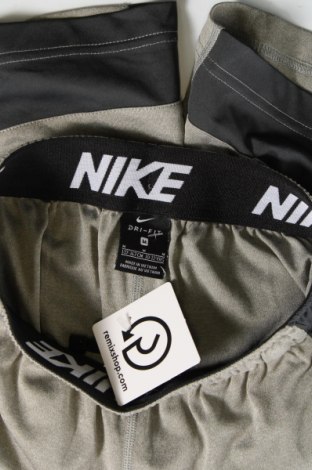 Kinder Shorts Nike, Größe 8-9y/ 134-140 cm, Farbe Grün, Preis 14,32 €