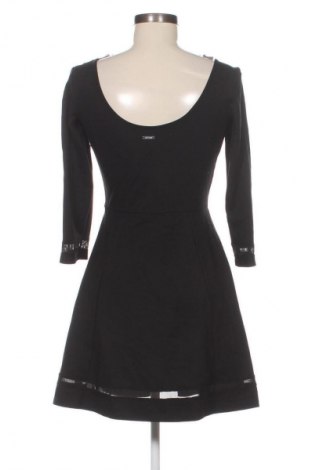 Sukienka Guess, Rozmiar M, Kolor Czarny, Cena 315,99 zł