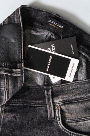 Pantaloni scurți de bărbați Jack & Jones, Mărime M, Culoare Negru, Preț 177,63 Lei