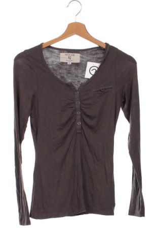 Дамска блуза Garcia Jeans, Размер XS, Цвят Сив, Цена 18,95 лв.