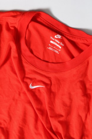 Дамска тениска Nike, Размер M, Цвят Червен, Цена 27,37 лв.