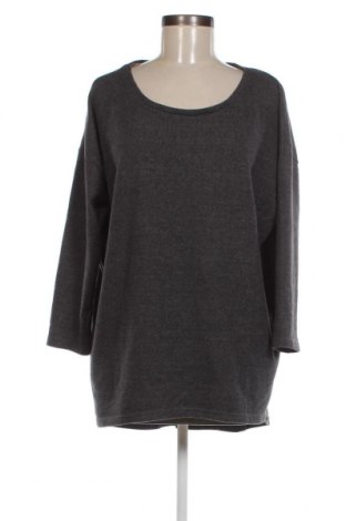 Γυναικεία μπλούζα Two by Two, Μέγεθος XL, Χρώμα Γκρί, Τιμή 5,94 €