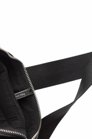 Γυναικεία τσάντα Bershka, Χρώμα Μαύρο, Τιμή 11,75 €