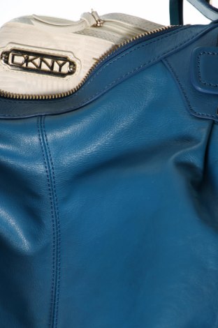 Дамска чанта DKNY, Цвят Син, Цена 91,89 лв.
