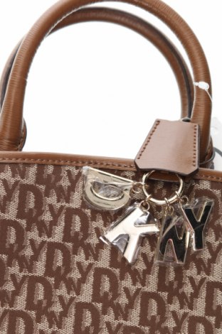 Дамска чанта DKNY, Цвят Кафяв, Цена 84,00 лв.