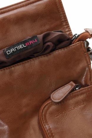 Дамска чанта Daniel Ray, Цвят Кафяв, Цена 24,64 лв.