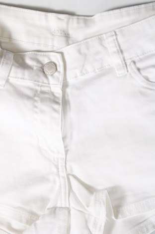 Дамски къс панталон, Размер M, Цвят Бял, Цена 10,56 лв.