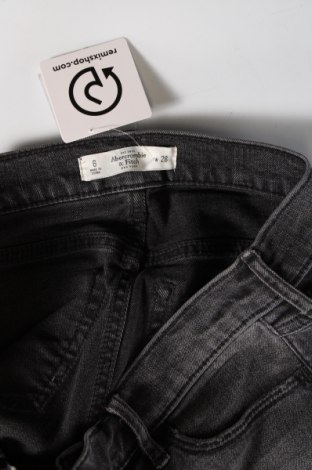 Γυναικείο κοντό παντελόνι Abercrombie & Fitch, Μέγεθος M, Χρώμα Γκρί, Τιμή 12,88 €