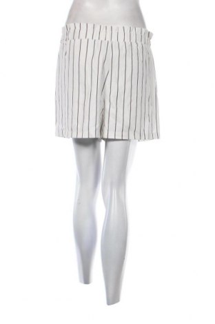Дамски къс панталон Bershka, Размер M, Цвят Бял, Цена 7,41 лв.