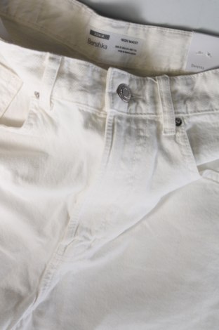 Pantaloni scurți de femei Bershka, Mărime S, Culoare Ecru, Preț 101,97 Lei