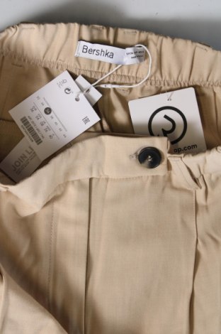 Γυναικείο κοντό παντελόνι Bershka, Μέγεθος S, Χρώμα  Μπέζ, Τιμή 15,98 €
