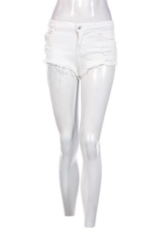 Γυναικείο κοντό παντελόνι Bershka, Μέγεθος S, Χρώμα Λευκό, Τιμή 9,62 €