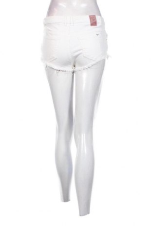Дамски къс панталон Bershka, Размер S, Цвят Бял, Цена 18,82 лв.