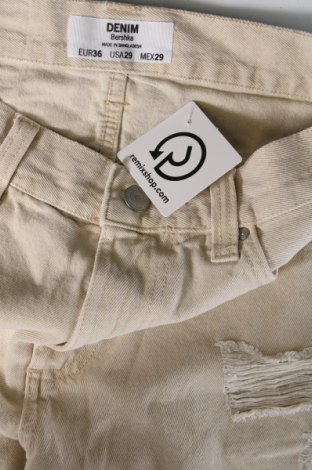 Pantaloni scurți de femei Bershka, Mărime M, Culoare Bej, Preț 101,97 Lei